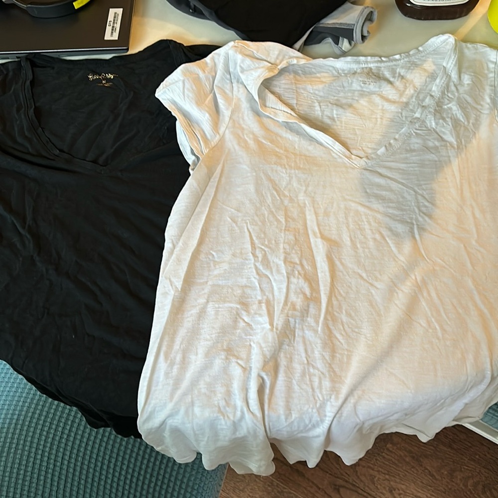 EUC Lilly Pulitzer black and white v neck t-shirts medium